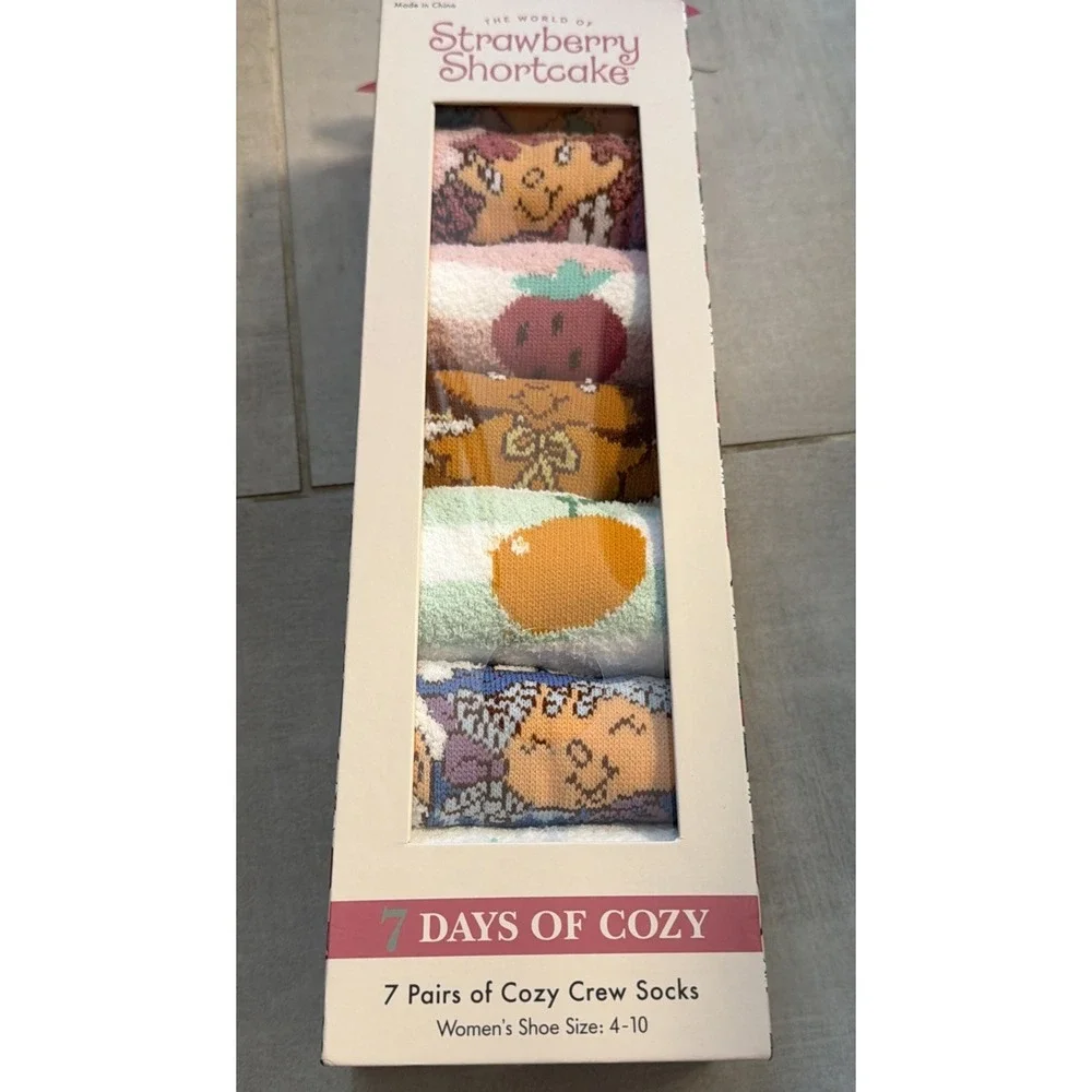 STRAWBERRY SHORTCAKE 7 PAIRS OF COZY CREW SOCKS SHOE SIZE 4-10